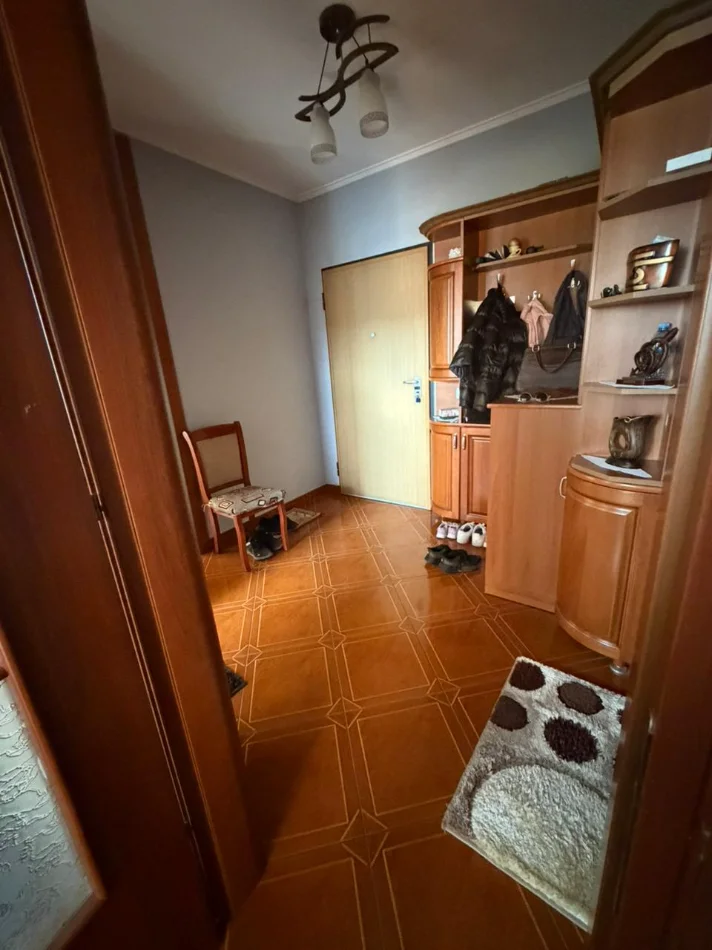 Shitet apartament 2+1 tek Komuna e Parisit 235.000 €