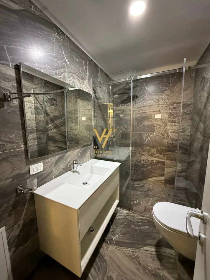 Tirane, jepet me qera apartament 2+1+Ballkon Kati 2, 115 m² 870 € (ISH FUSHA E AVIACIONIT)