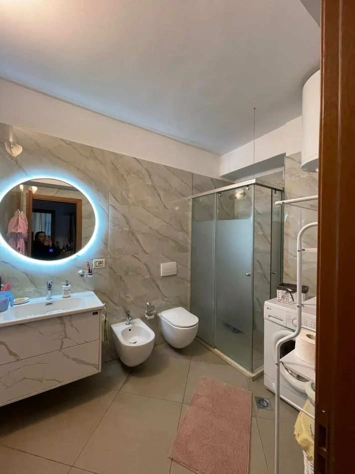 Tirane, jepet me qera apartament 2+1 , 116 m² 700 € (RRUGA KAVAJES)