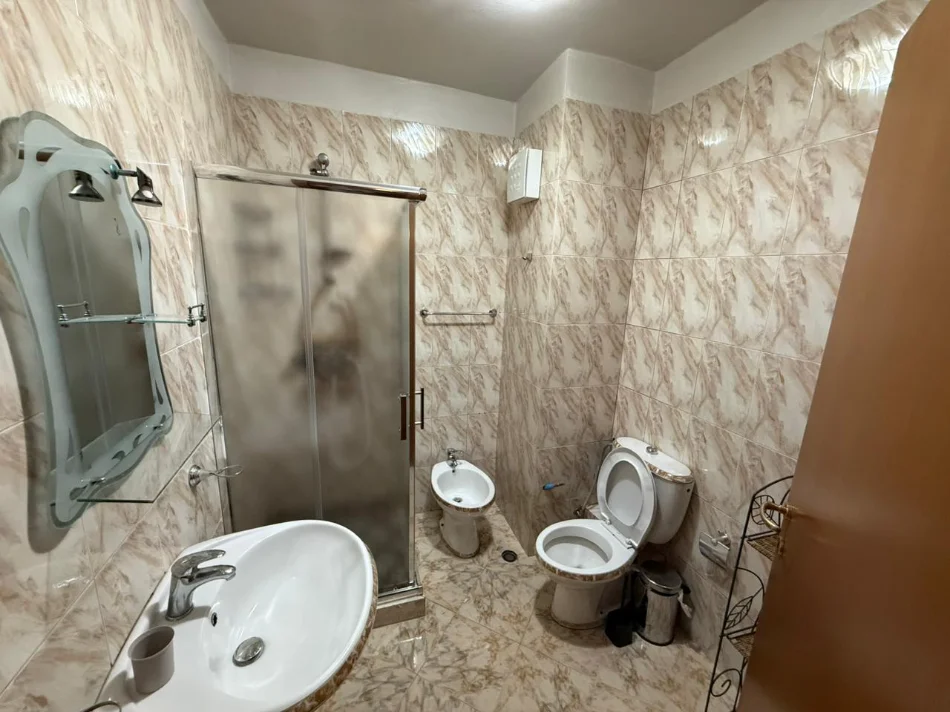 Tirane, jepet me qera apartament 1+1 Kati 8,