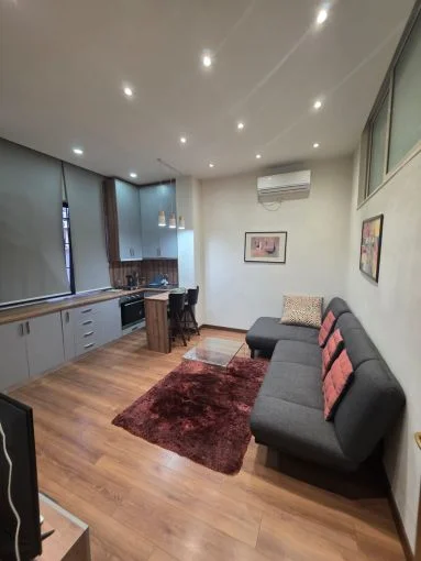 Tirane, jepet me qera apartament 1+1 Kati 1, 600 € (selvia)