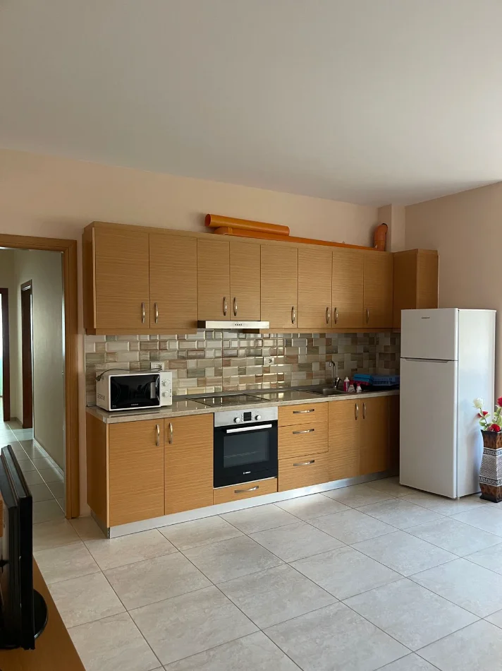 Tirane, jap me qera apartament 2+1+Ballkon Kati 2, 90 m² 410 € (Fresk, afer Bosfor Bar)