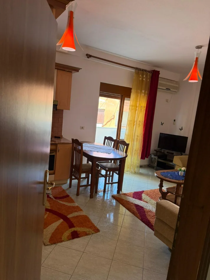 Durres, jepet me qera apartament ne plazh 1+1+Ballkon Kati 4, 70 m² (Rruga Pavarisa, Plepa)