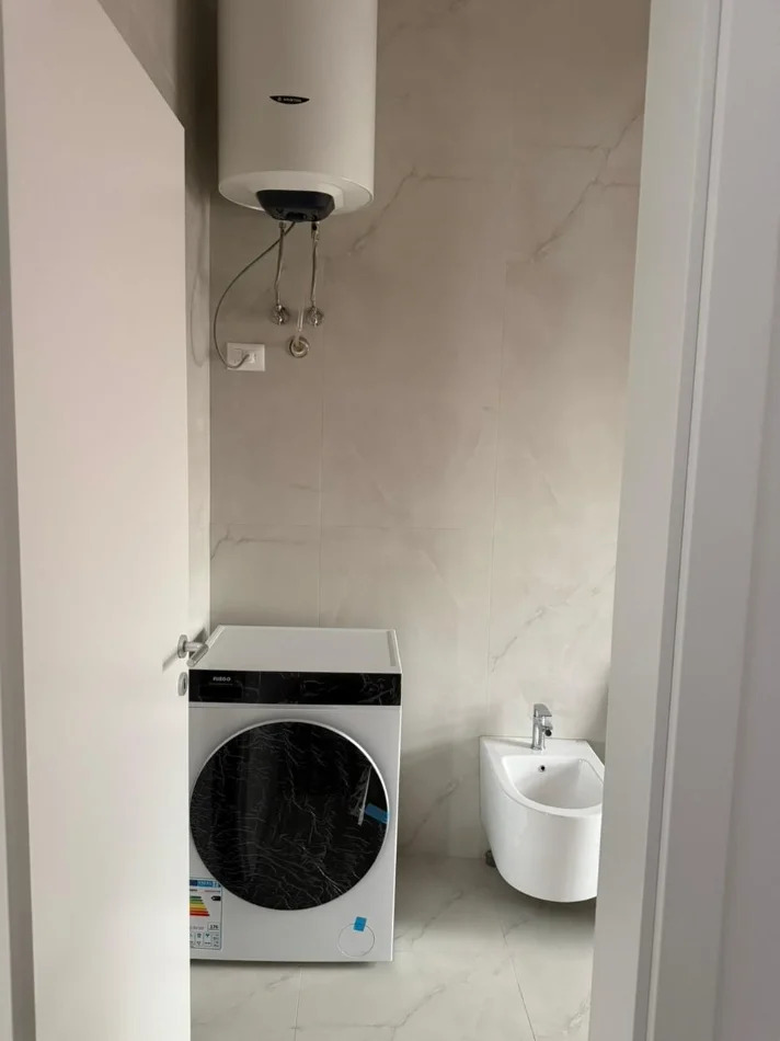 Ap. me qira 1+1 400 €, i pa banuar me pare. Ali Demi