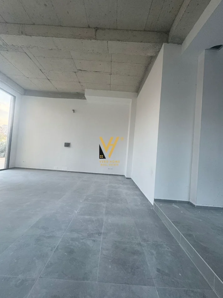 Tirane, jepet me qera dyqan Kati 0, 85 m² 850 € (OXHAKU)