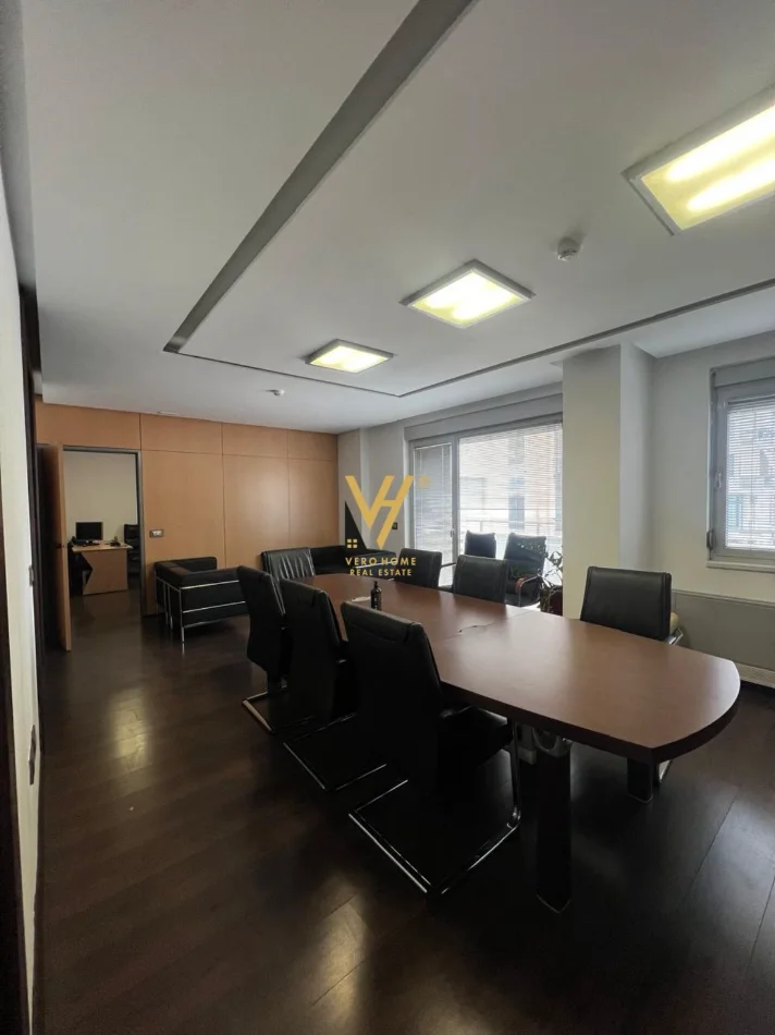 Tirane, jepet me qera zyre Kati 5, 116 m² 2.000 € (BLLOK)