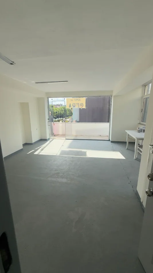 Jepet me qera ambient biznesi per ZYRA , Kati 2,750 € ne 21 DHJETOR