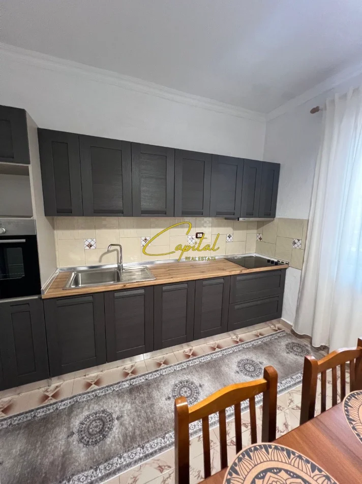 Tirane, jepet me qera apartament 1+1 Kati 1, 80 m² 400 € (5 MAJI)