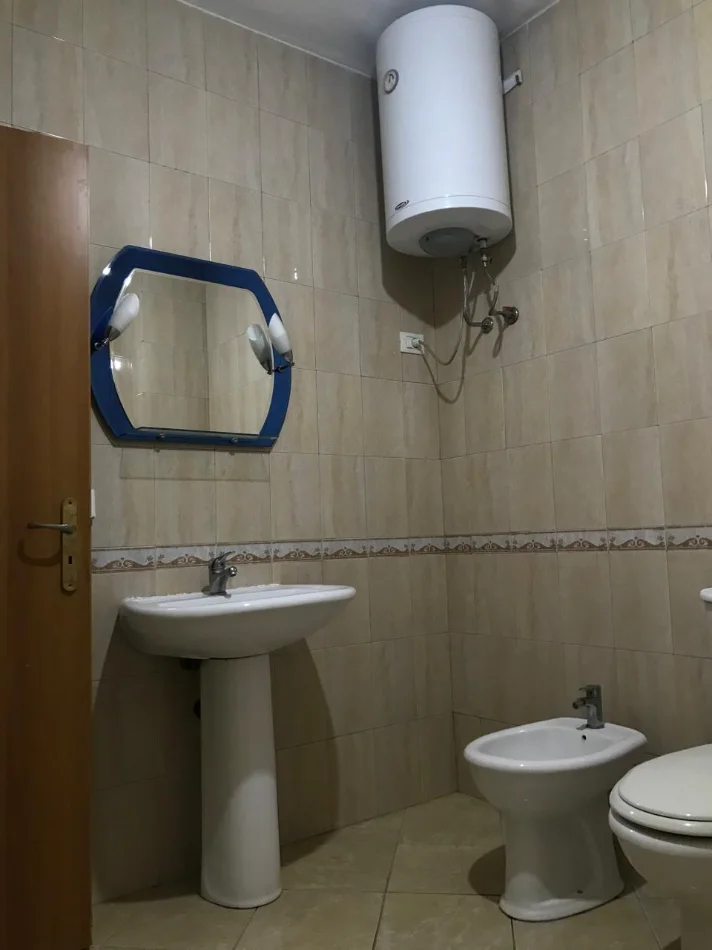 Tirane, jepet me qera apartament 2+1+Aneks+Ballkon Kati 5, 82 m² 250 € (rruga Eshref Frasheri)