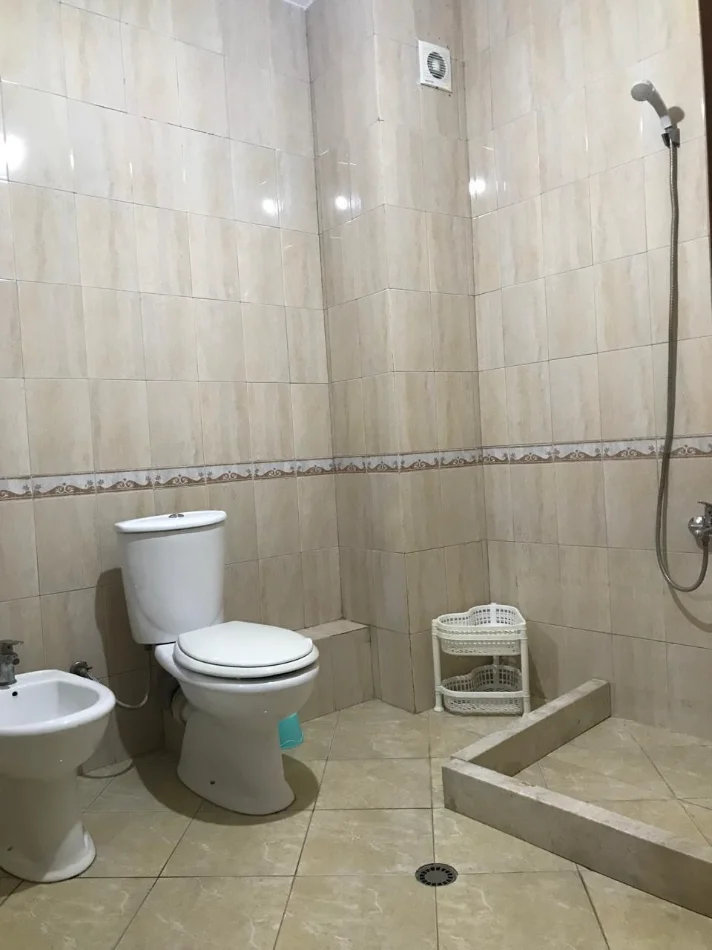 Tirane, jepet me qera apartament 2+1+Aneks+Ballkon Kati 5, 82 m² 250 € (rruga Eshref Frasheri)
