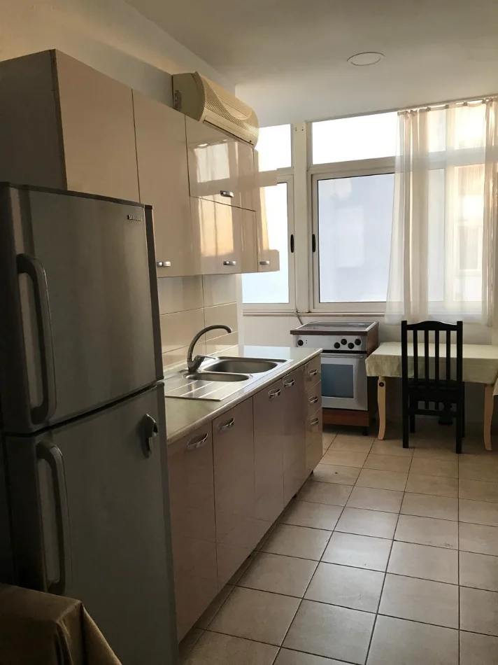 Tirane, jepet me qera apartament 2+1+Aneks+Ballkon Kati 5, 82 m² 250 € (rruga Eshref Frasheri)