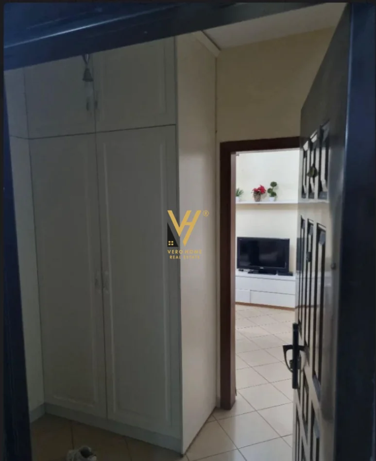 Tirane, jepet me qera apartament 2+1+Ballkon Kati 2, 108 m² 500 € (PALLATI ME SHIGJETA)
