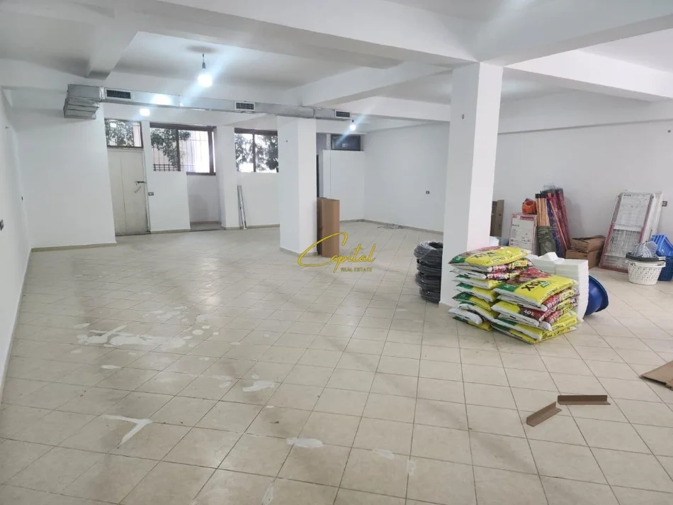 Tirane, jepet me qera dyqan Kati 0, 115 m² 1.000 € (RRUGA E DIBRES)