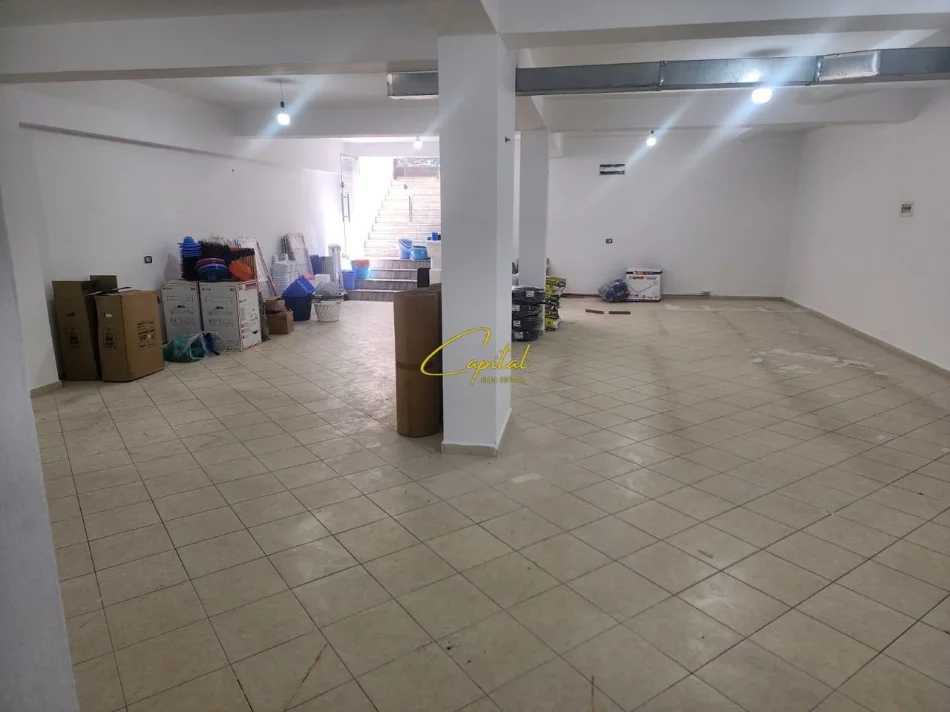 Tirane, jepet me qera dyqan Kati 0, 115 m² 1.000 € (RRUGA E DIBRES)