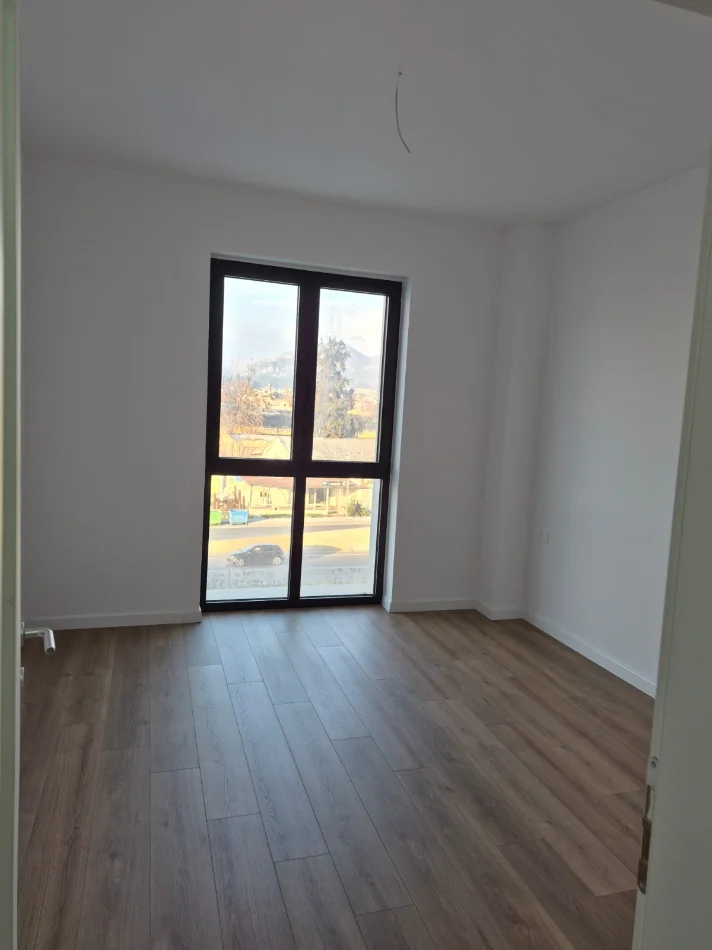 Tirane, jepet me qera ambjent biznesi Kati 2, 65 m² (Ish-dogana)