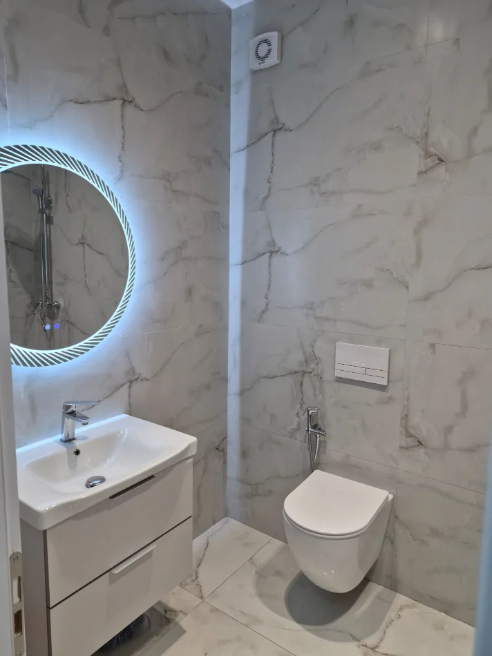 Tirane, jepet me qera ambjent biznesi Kati 2, 65 m² (Ish-dogana)