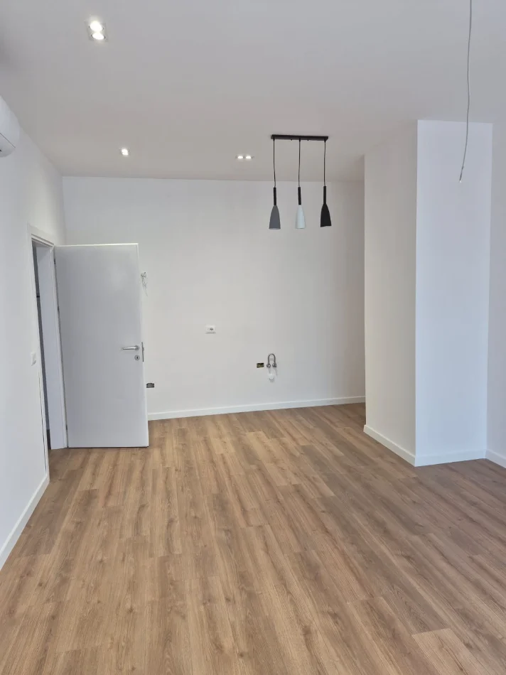 Tirane, jepet me qera ambjent biznesi Kati 2, 65 m² (Ish-dogana)