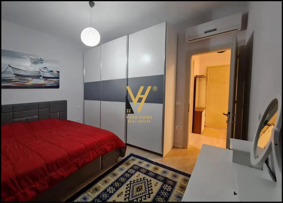 Tirane, jepet me qera apartament 1+1+Ballkon Kati 7, 70 m² 700 € (KOMUNA E PARISIT)