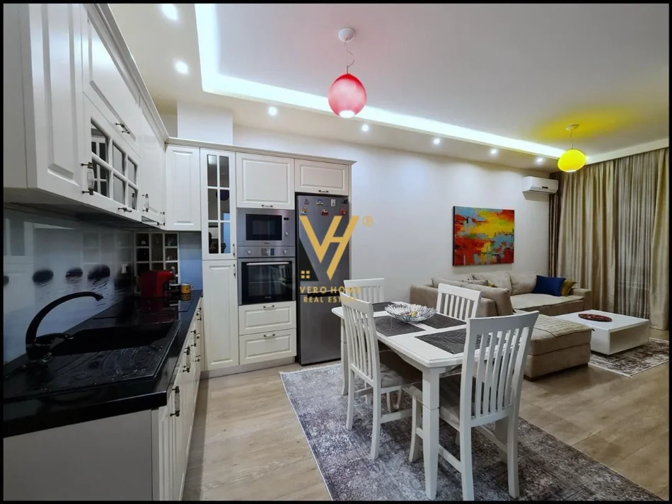 Tirane, jepet me qera apartament 1+1+Ballkon Kati 7, 70 m² 700 € (KOMUNA E PARISIT)