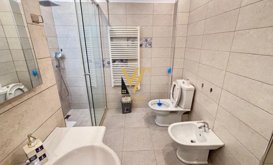 Tirane, jepet me qera apartament 3+1+Ballkon Kati 3, 100 m² 850 € (SHKOLLA E KUQE)