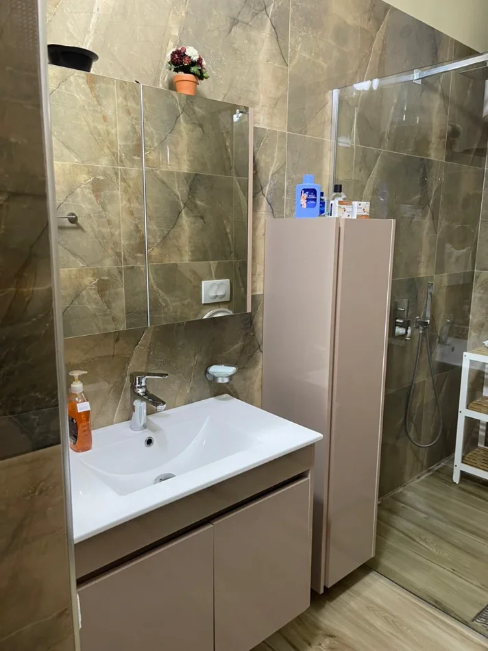 Tirane, jepet me qera apartament 2+1+Ballkon Kati 3, 130 m² (Vasil Shanto)