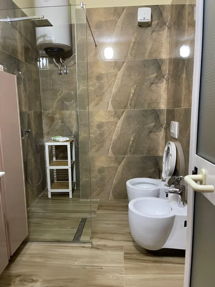 Tirane, jepet me qera apartament 2+1+Ballkon Kati 3, 130 m² (Vasil Shanto)