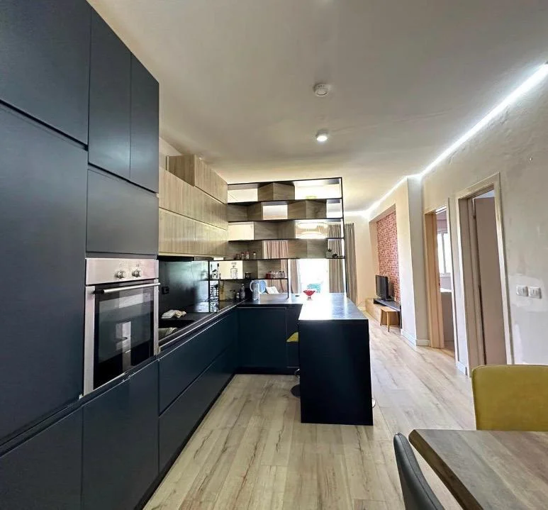 Tirane, jepet me qera apartament 2+1+Ballkon Kati 2, 107 m² 400 mije leke