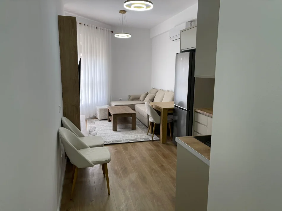 Tirane, jepet me qera apartament 1+1+Ballkon Kati 3, 55 m² 400 mije leke