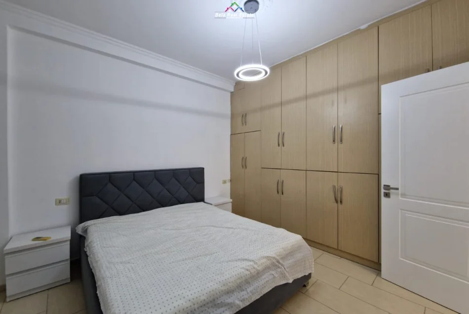 Tirane, jepet me qera apartament 1+1+Ballkon Kati 4, 75 m² 820 € (him kolli)