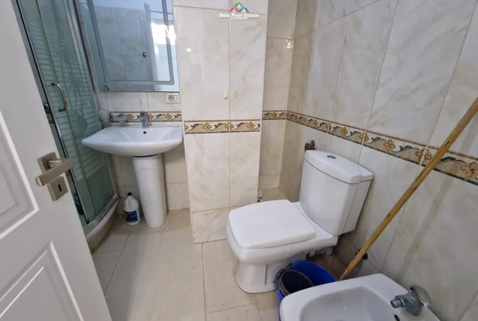 Tirane, jepet me qera apartament 1+1+Ballkon Kati 4, 75 m² 820 € (him kolli)