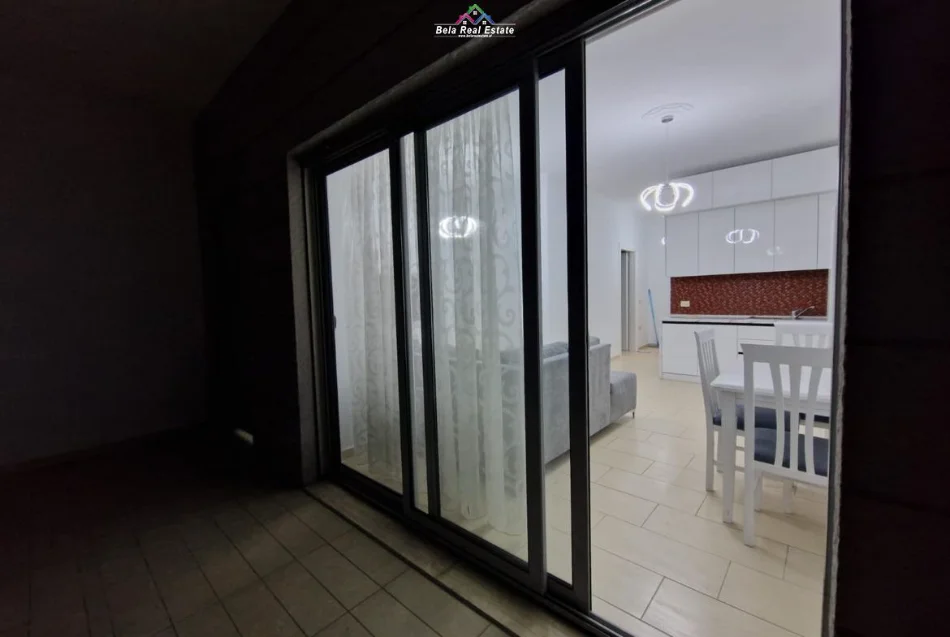 Tirane, jepet me qera apartament 1+1+Ballkon Kati 4, 75 m² 820 € (him kolli)