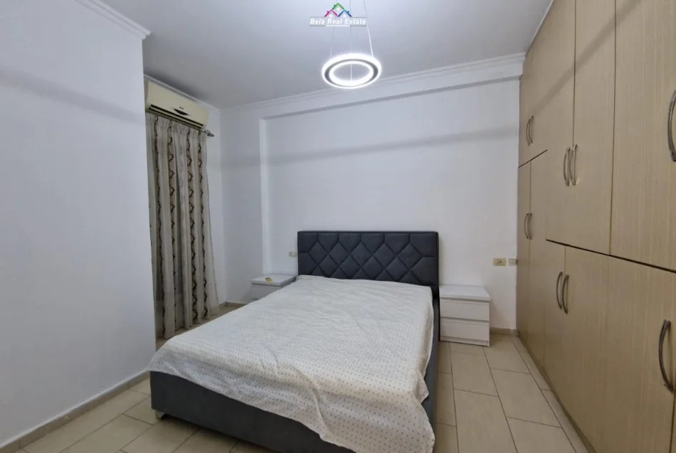 Tirane, jepet me qera apartament 1+1+Ballkon Kati 4, 75 m² 820 € (him kolli)