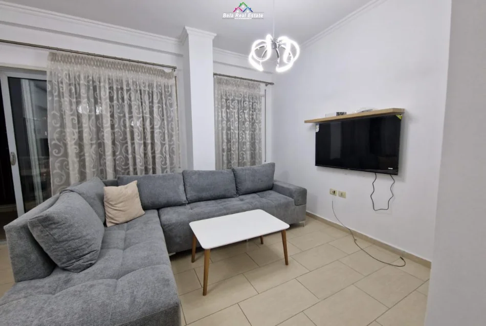 Tirane, jepet me qera apartament 1+1+Ballkon Kati 4, 75 m² 820 € (him kolli)