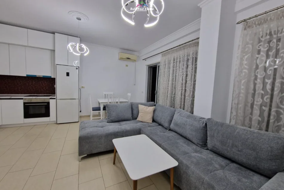 Tirane, jepet me qera apartament 1+1+Ballkon Kati 4, 75 m² 820 € (him kolli)