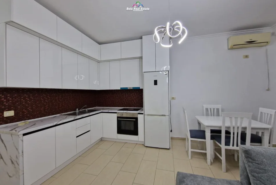 Tirane, jepet me qera apartament 1+1+Ballkon Kati 4, 75 m² 820 € (him kolli)