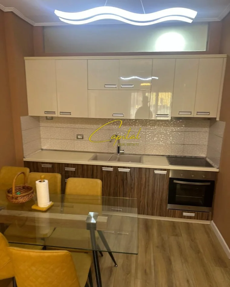 Tirane, jepet me qera apartament 2+1 Kati 4, 90 m² 700 € (LIQENI ARTIFICIAL)
