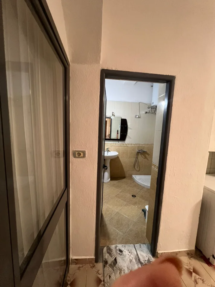Tirane, jepet me qera apartament 1+1 Kati 1, 65 m² 400 € 