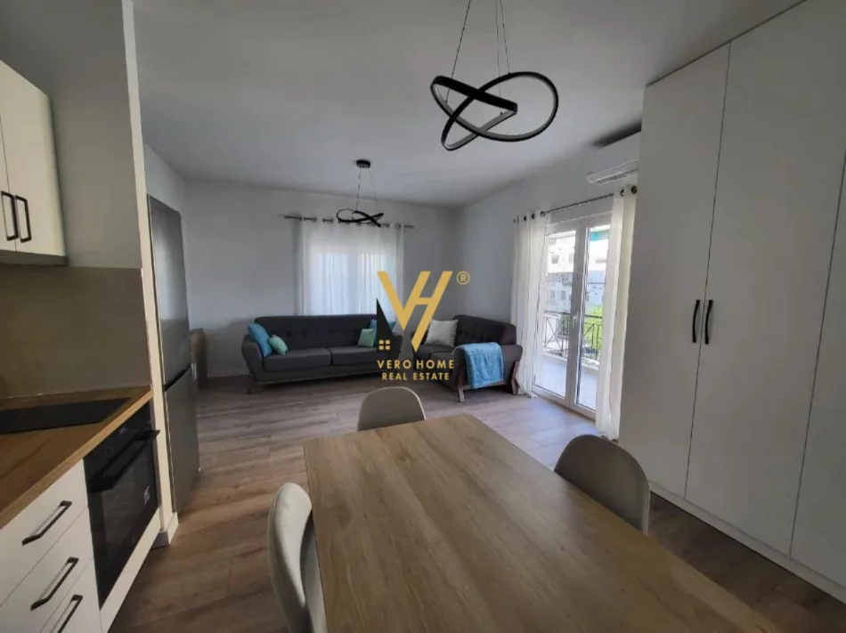 Tirane, jepet me qera apartament 1+1+Ballkon Kati 4, 60 m² 550 € (RRUGA E KAVAJES)