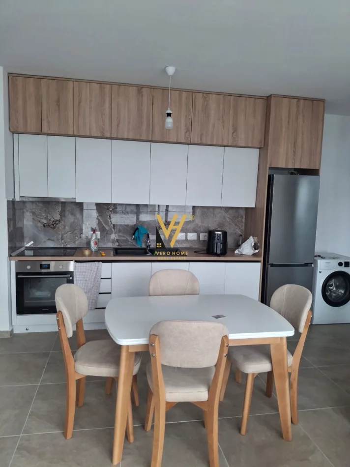 Tirane, jepet me qera apartament 2+1+Ballkon Kati 6, 82 m² 650 € (PORCELAN)