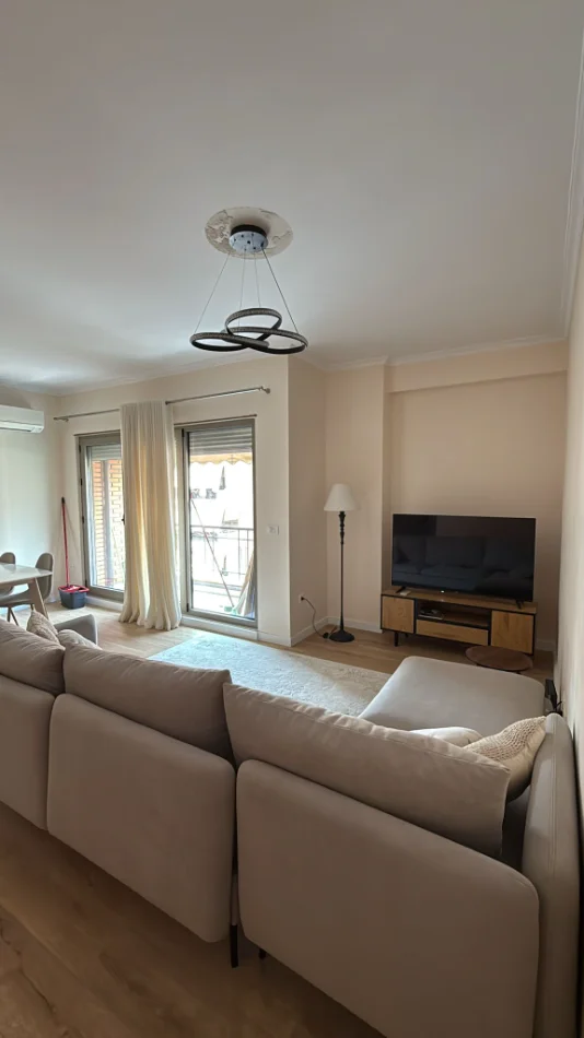 Tirane, jepet me qera apartament 2+1+Ballkon Kati 3, 90 m² 1.000 € (Kompleksi Delijorgji)