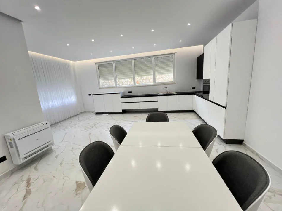 Tirane, shitet apartament 4+1+Ballkon , (pranë TEG)