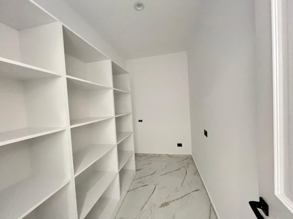 Tirane, shitet apartament 4+1+Ballkon , (pranë TEG)