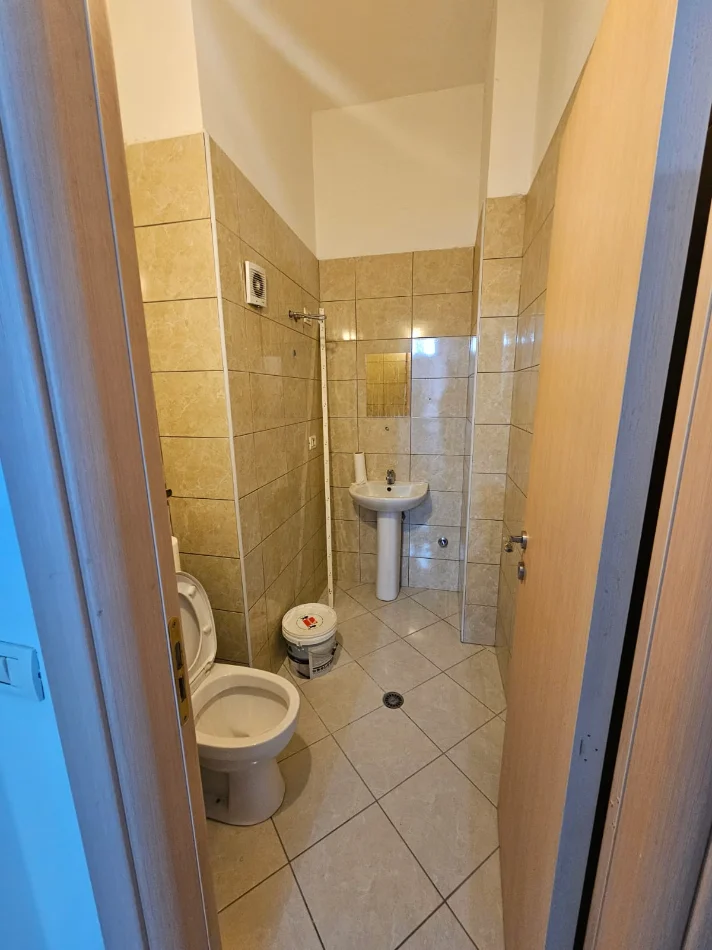 Tirane, shitet ambjent biznesi Kati 1, 22 m² 55.000 € (rruga milto sotir gura)