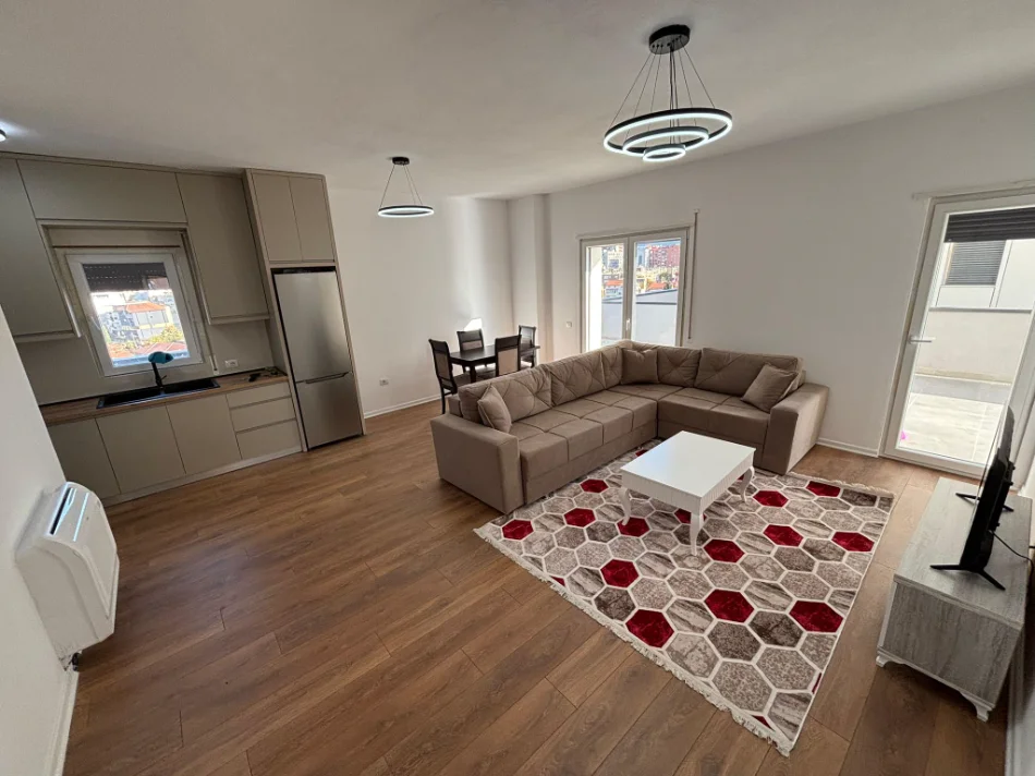 Tirane, jepet me qera apartament 2+1+Ballkon Kati 6, 100 m² 800 € (Tek Kumbullat, Xhamllik)