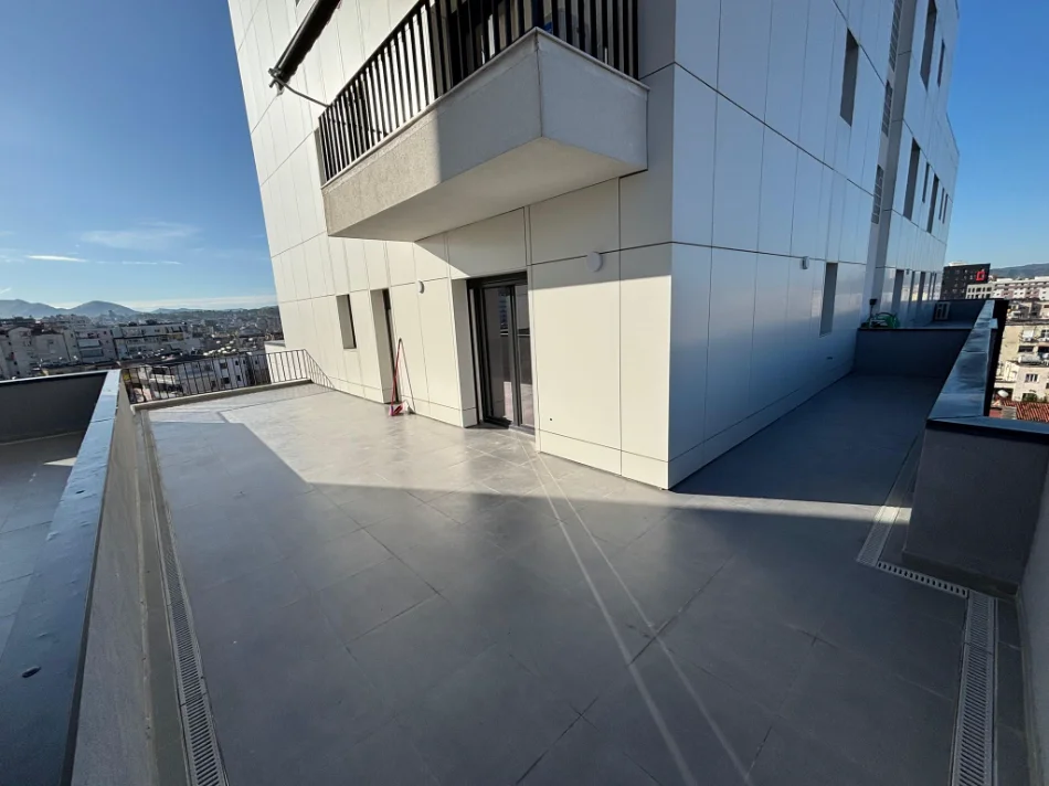 Tirane, jepet me qera apartament 2+1+Ballkon Kati 6, 100 m² 800 € (Tek Kumbullat, Xhamllik)