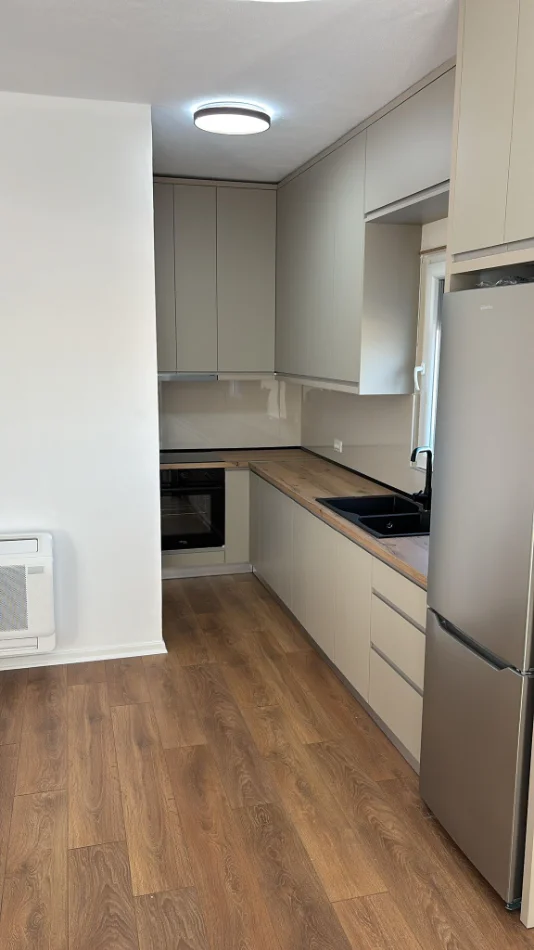 Tirane, jepet me qera apartament 2+1+Ballkon Kati 6, 100 m² 800 € (Tek Kumbullat, Xhamllik)