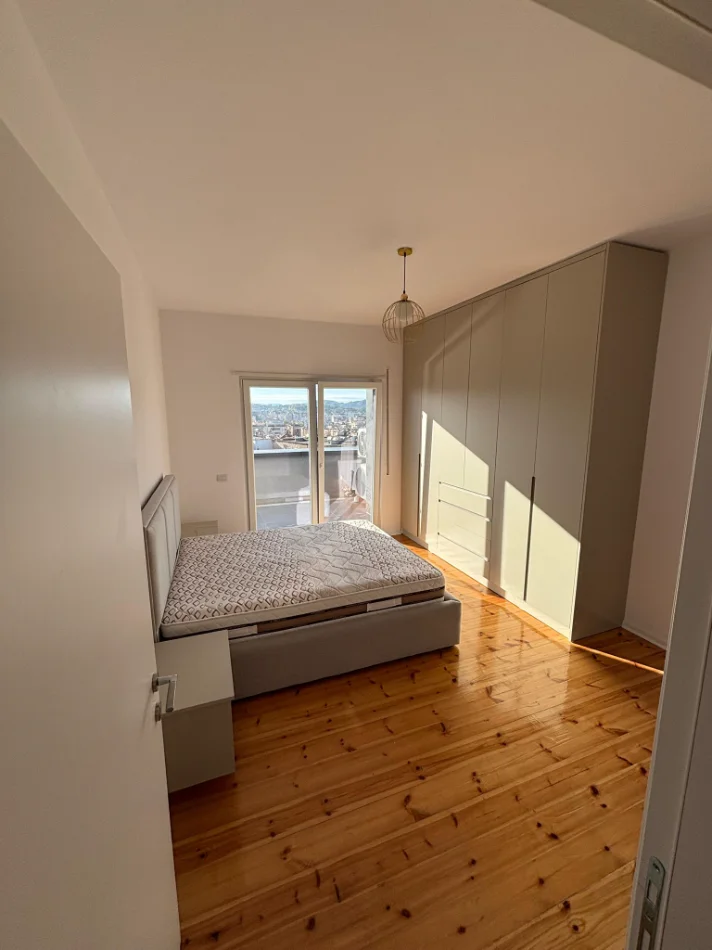 Tirane, jepet me qera apartament 2+1+Ballkon Kati 6, 100 m² 800 € (Tek Kumbullat, Xhamllik)