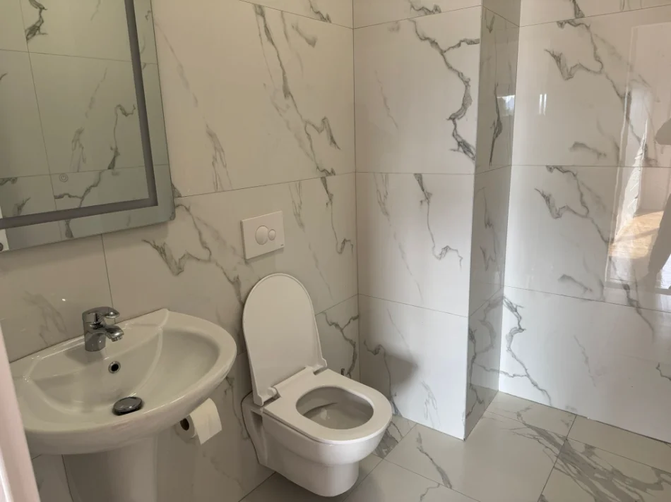 Tirane, jepet me qera apartament 2+1+Ballkon Kati 6, 100 m² 800 € (Tek Kumbullat, Xhamllik)