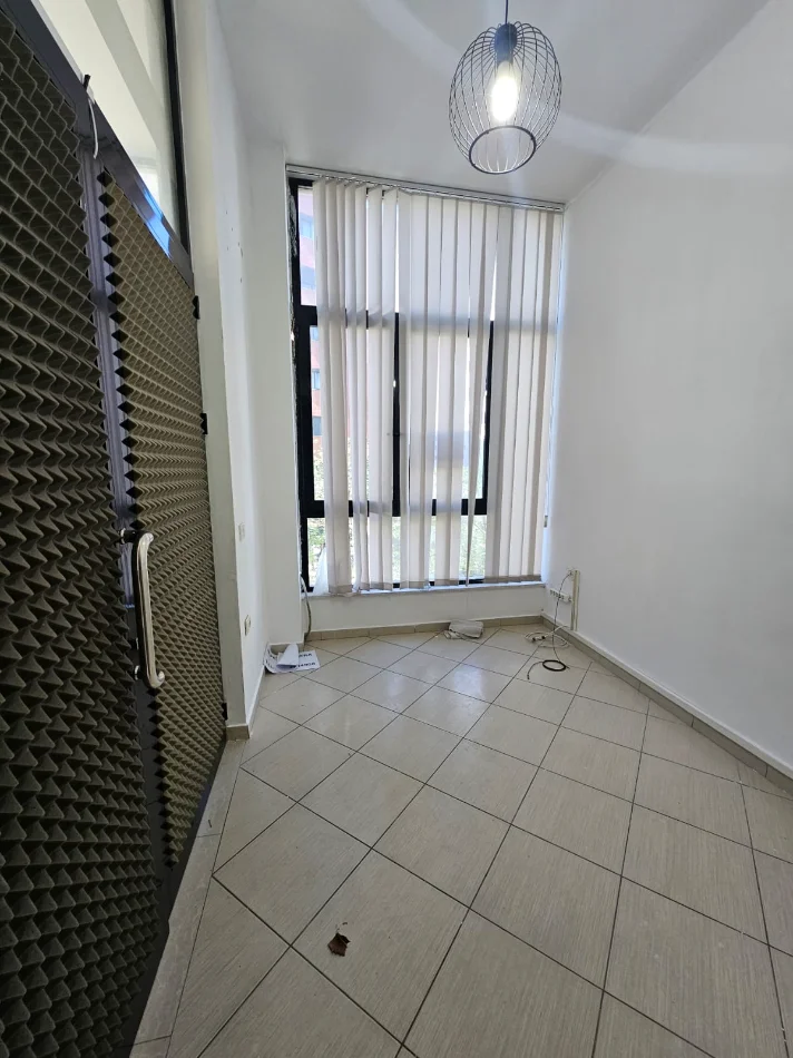 Tirane, shitet ambjent biznesi Kati 1, 23 m² 55.000 € (teodor keko)