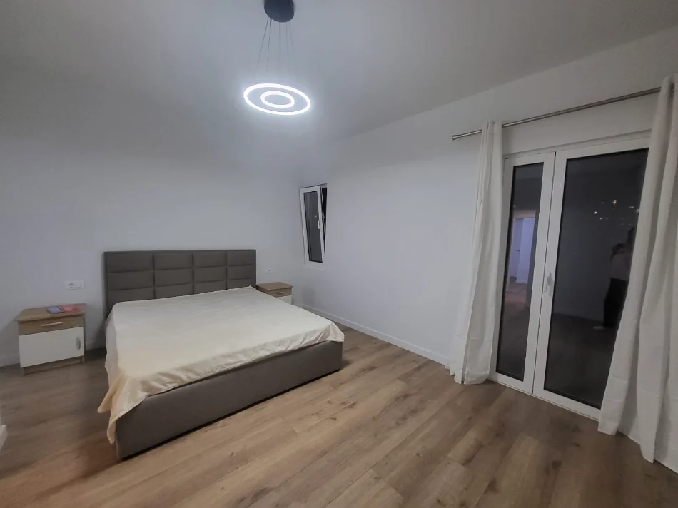 Tirane, jepet me qera apartament 1+1 Kati 4, 65 m² 500 € (Qendra globe, rruga e Kavajes)